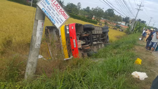 Xe buýt lật ngang, nằm dưới ruộng tại Quốc lộ 62.