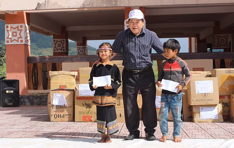  Trường Tiểu học Chu Văn An trao tặng 2 suất quà cho 2 học sinh gia đình chính sách làng kháng chiến stơr (xã Tơ tung, huyện Kbang). Ảnh: Nguyễn Giang