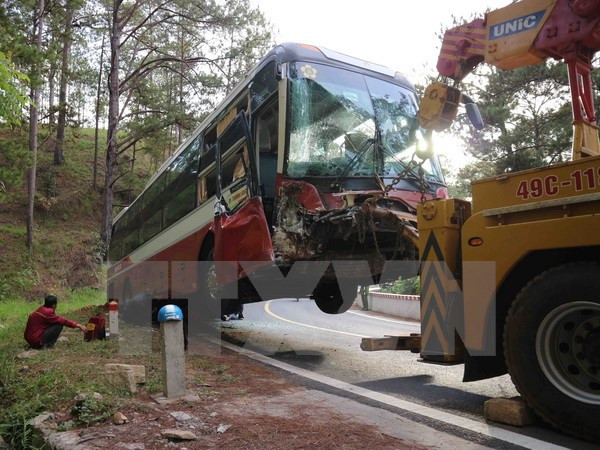 Chiếc xe giường nằm của nhà xe Thành Bưởi bị bẹp dúm phần đầu sau tai nạn. 