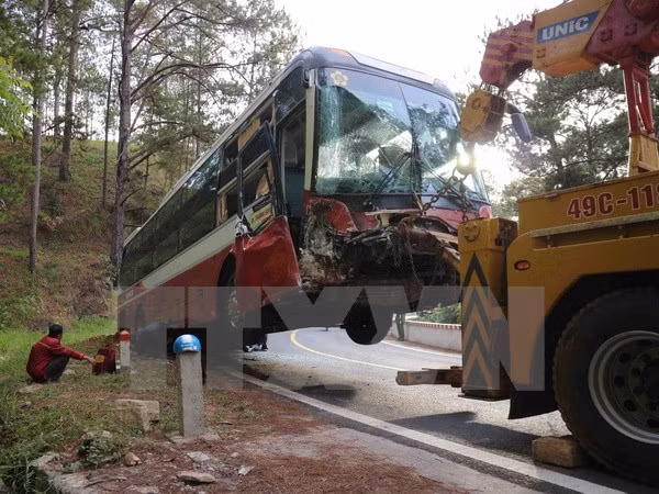 Chiếc xe giường nằm của nhà xe Thành Bưởi bị bẹp dúm phần đầu sau tai nạn. 