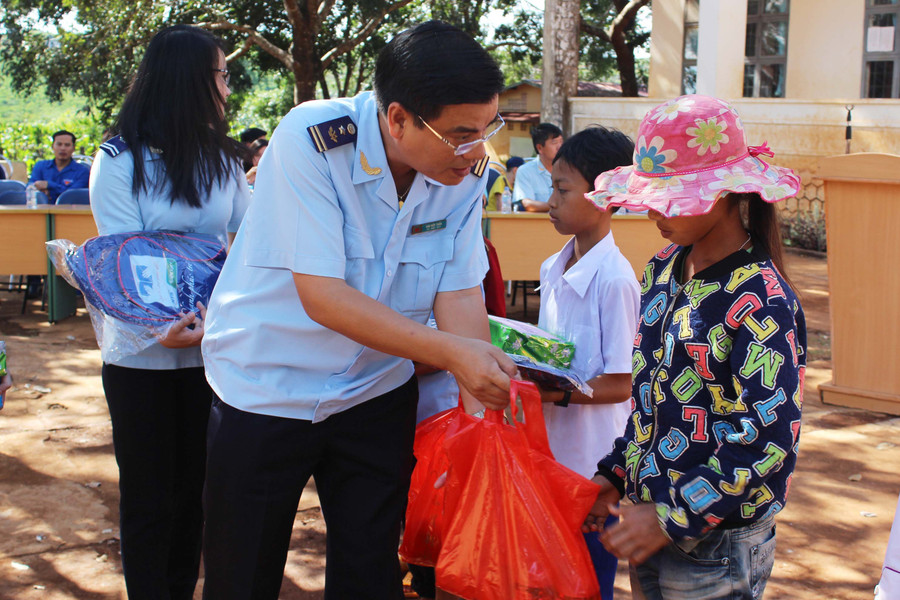 Đoàn viên thanh niên Cục Hải quan Gia Lai-Kon Tum tặng quà cho học sinh nghèo học giỏi. Ảnh: K.L Đoàn viên thanh niên Cục Hải quan Gia Lai-Kon Tum tặng quà cho học sinh nghèo học giỏi. Ảnh: K.L
