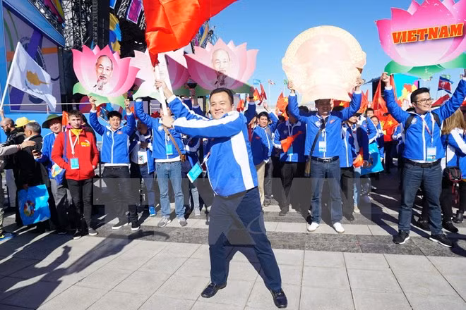 Đoàn Việt Nam diễu hành tại Festival Thanh niên và Sinh viên lần thứ 19 tại Sochi, Nga.