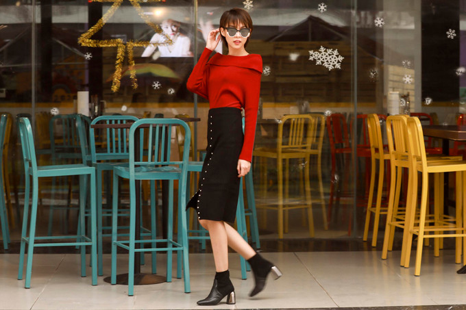 Trong bộ ảnh vừa thực hiện tại Đà Nẵng, Phí Phương Anh tư vấn cho các bạn gái cách phối các kiểu chân váy đính nút, váy xẻ và váy ngắn tôn nét gợi cảm cùng các kiểu trang phục phù hợp với không khí mát mẻ cuối năm.