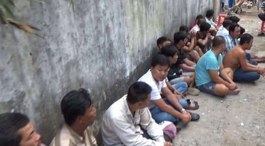 18 đối tượng bị bắt quả tang khi đá gà ăn thua bằng tiền. 18 đối tượng bị bắt quả tang khi đá gà ăn thua bằng tiền.