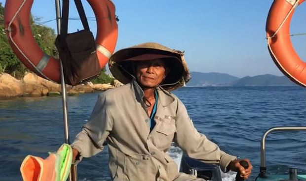 Làn da ông Mẹo cháy sạm vì nắng gió đưa đò.