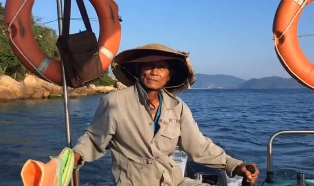 Làn da ông Mẹo cháy sạm vì nắng gió đưa đò. Làn da ông Mẹo cháy sạm vì nắng gió đưa đò.