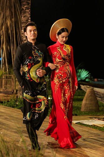 Hóa thân thành người phụ nữ hạnh phúc trong ngày cưới, người đẹp Nam Em đã có những bước đi chắc chắn và gương mặt rạng rỡ niềm vui. Hóa thân thành người phụ nữ hạnh phúc trong ngày cưới, người đẹp Nam Em đã có những bước đi chắc chắn và gương mặt rạng rỡ niềm vui.