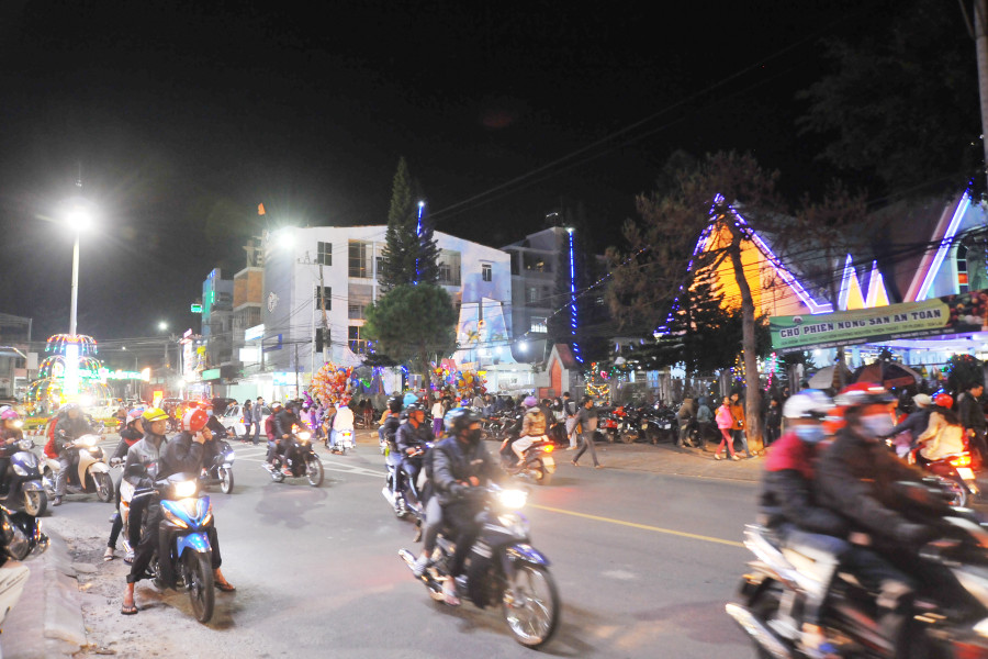 Phố núi se lạnh về khuya làm cho không khí noel năm nay thêm nhiều ý nghĩa. Ảnh: N.G