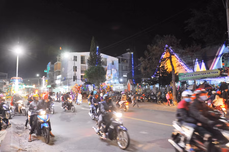 Phố núi se lạnh về khuya làm cho không khí noel năm nay thêm nhiều ý nghĩa. Ảnh: N.G