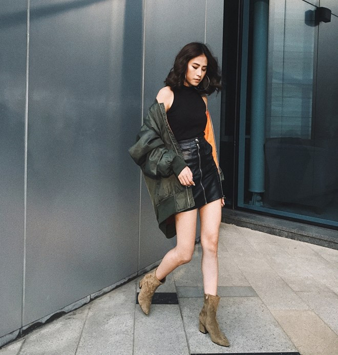 Diệu Ly còn đem đến gợi ý cho những cô nàng trẻ trung với bộ ba trang phục là crop top len, chân váy ngắn và áo khoác bomber.