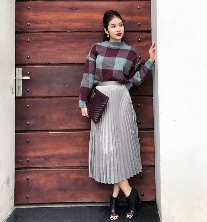 Áo len họa tiết và chân váy midi thực sự là bộ đôi hoàn hảo, giúp phái đẹp chuộng phong cách nữ tính như cô nàng Trang Vũ càng thêm tỏa sáng, quyến rũ đến hút hồn.