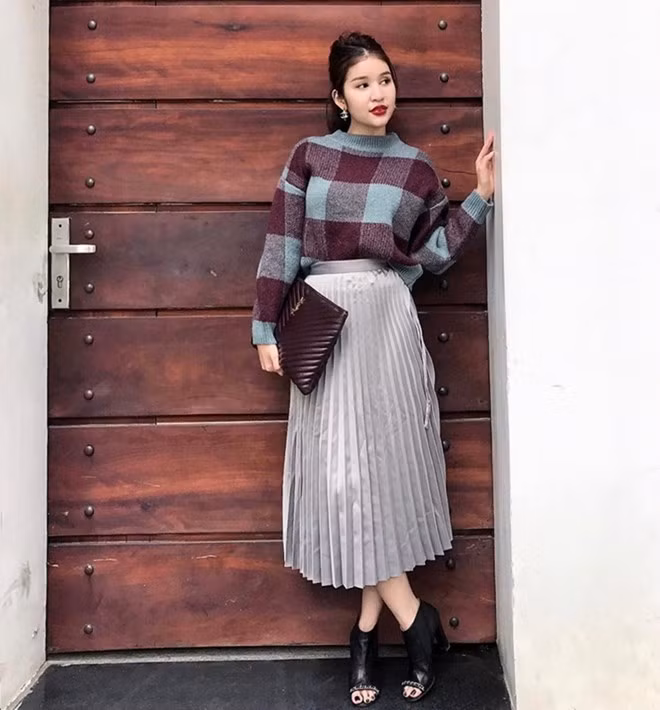 Áo len họa tiết và chân váy midi thực sự là bộ đôi hoàn hảo, giúp phái đẹp chuộng phong cách nữ tính như cô nàng Trang Vũ càng thêm tỏa sáng, quyến rũ đến hút hồn.