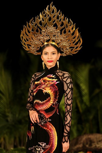 Gương mặt nổi bật nhất sàn catwalk của show thời trang lần này của NTK Đinh Văn Thơ là Á hậu Trương Thị May. Gương mặt nổi bật nhất sàn catwalk của show thời trang lần này của NTK Đinh Văn Thơ là Á hậu Trương Thị May.