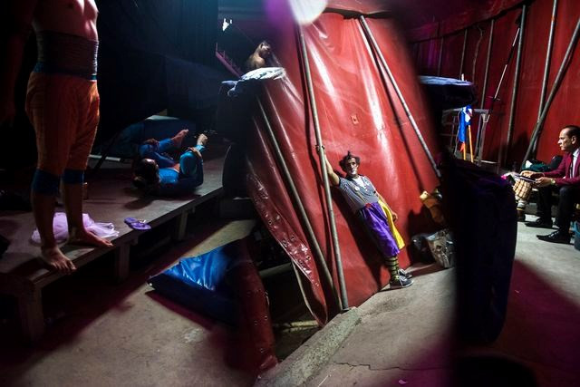  Hình ảnh môt chú hề ở Lễ hội xiếc quốc tế ở Havana, Cuba phản chiếu qua gương xe máy. (Nguồn: National Geographic)