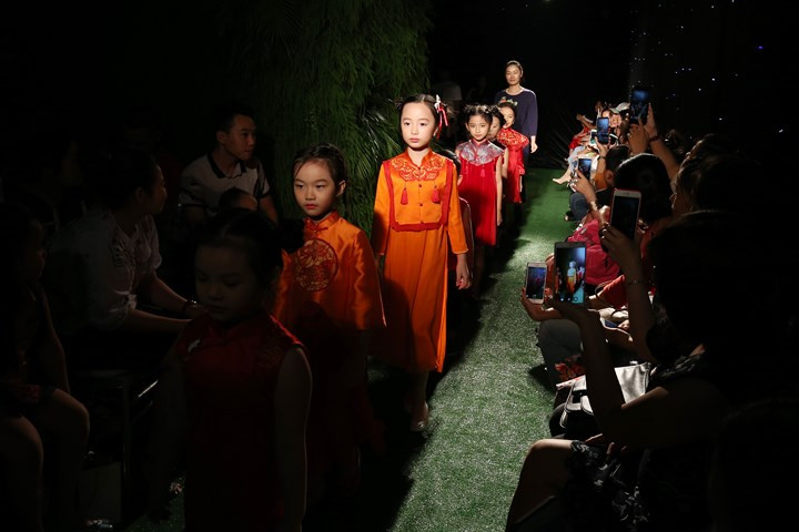 Các bé mẫu nhí với những bước đi uyển chuyển, cùng với phong thái tự tin.