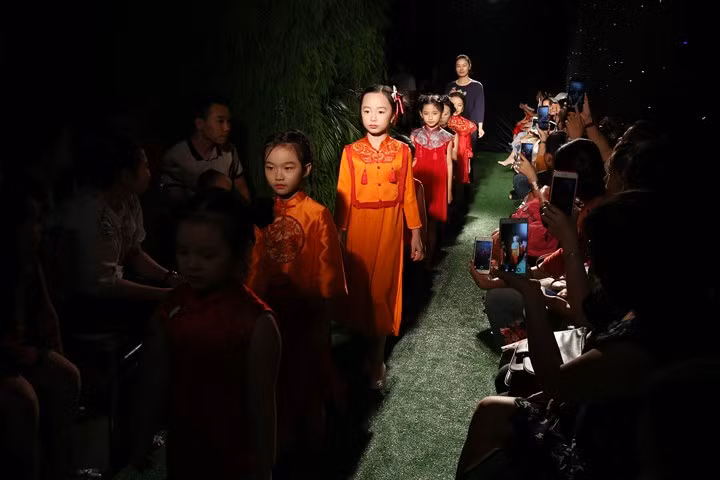 Các bé mẫu nhí với những bước đi uyển chuyển, cùng với phong thái tự tin.