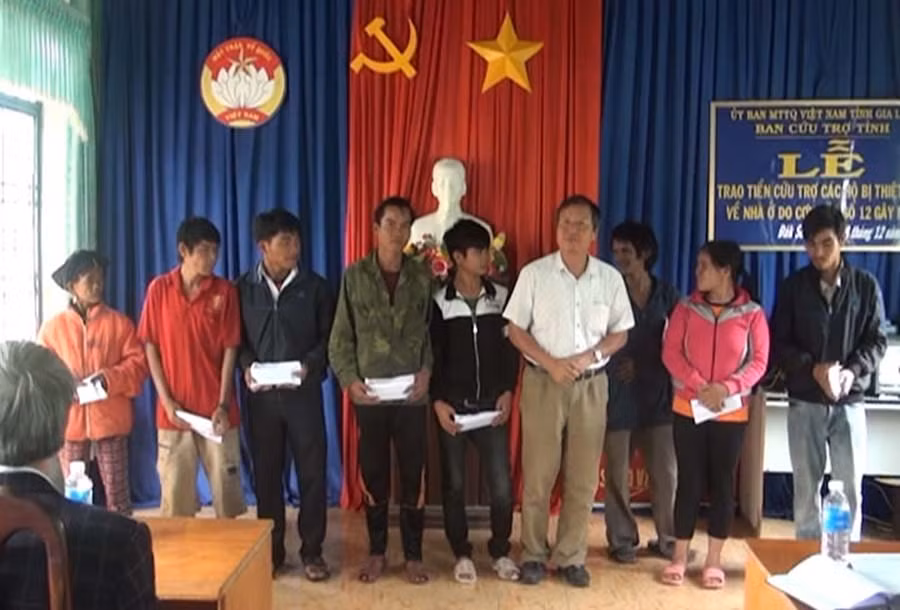  Ông Nguyễn Thành Nuôi-Phó Chủ tịch UBMT tỉnh Gia Lai trao tiền hỗ trợ cho các hộ có nhà bị sập hoàn toàn. Ảnh: Ngô Chiến
