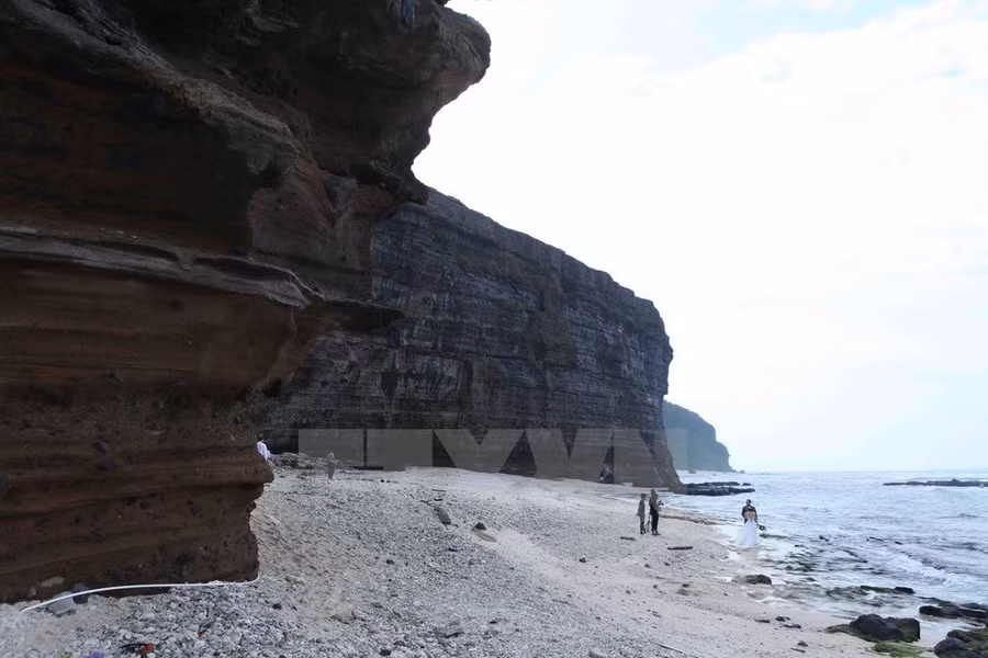 Hang Câu, một bên là biển một bên là núi, được sóng và gió biển bào mòn, 'khoét sâu' vào lòng núi và hình thành cách nay hàng ngàn năm. 