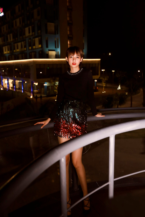 Váy ánh kim cũng là một trong những món đồ hữu dụng và giúp người mặc tỏa sáng tại các buổi tiệc tối. Dung hòa set đồ lóng lánh bằng trang phục và phụ kiện tông đen là gợi ý của Phương Anh.