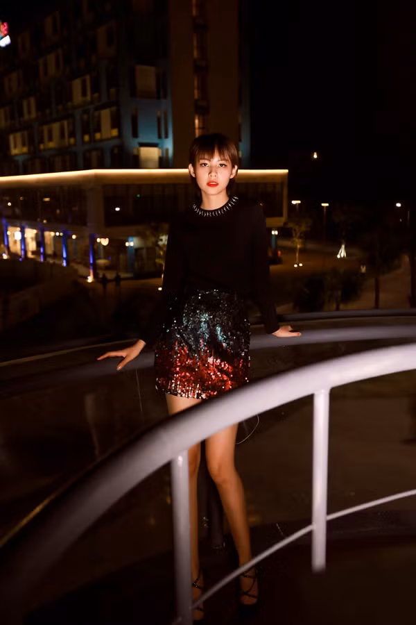 Váy ánh kim cũng là một trong những món đồ hữu dụng và giúp người mặc tỏa sáng tại các buổi tiệc tối. Dung hòa set đồ lóng lánh bằng trang phục và phụ kiện tông đen là gợi ý của Phương Anh.