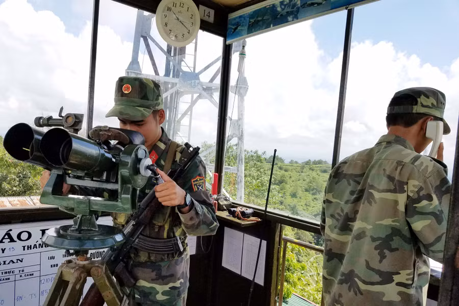 Các chiến sĩ làm nhiệm vụ quan sát bầu trời tại Lữ đoàn Phòng không 234. Ảnh: V.H Các chiến sĩ làm nhiệm vụ quan sát bầu trời tại Lữ đoàn Phòng không 234. Ảnh: V.H