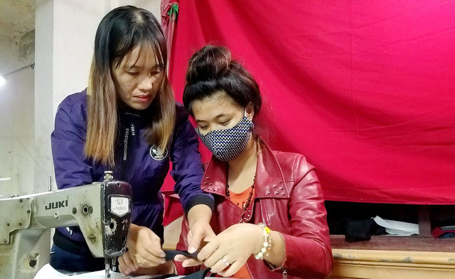 Có 8/12 bạn trẻ bị câm điếc trong xưởng may và chị Luyện kiên trì truyền nghề cho từng bạn một để giúp họ có một công việc.