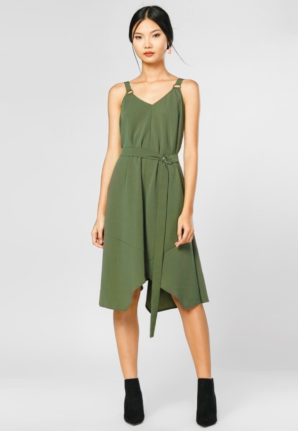 Chiếc đầm tông xanh thủy thủ sẽ giúp bạn sang trọng hơn mà vẫn mang không khí Giáng sinh.