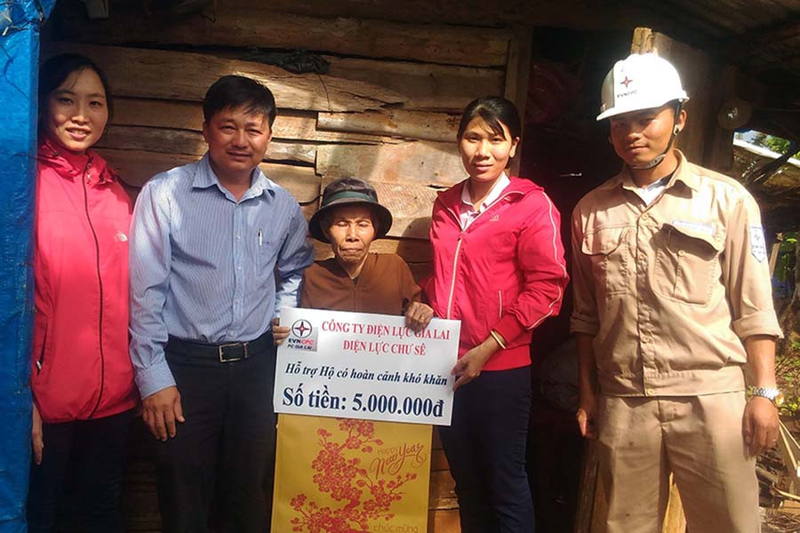  Công đoàn cơ sở thành viên Điện lực Chư Sê trao phần quà hỗ trợ cho bà Lê Thị Thí là người neo đơn có hoàn cảnh khó khăn thiếu thôn. Ảnh: Huy Hoàng