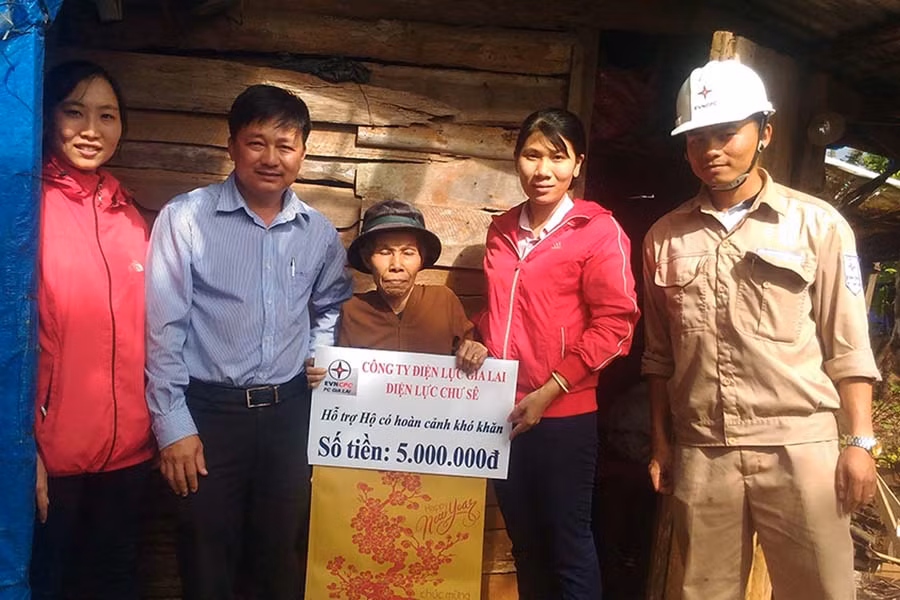  Công đoàn cơ sở thành viên Điện lực Chư Sê trao phần quà hỗ trợ cho bà Lê Thị Thí là người neo đơn có hoàn cảnh khó khăn thiếu thôn. Ảnh: Huy Hoàng
