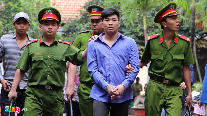 Bị cáo Vũ Minh Hồ bị áp giải sau phiên tòa sơ thẩm. Bị cáo Vũ Minh Hồ bị áp giải sau phiên tòa sơ thẩm.