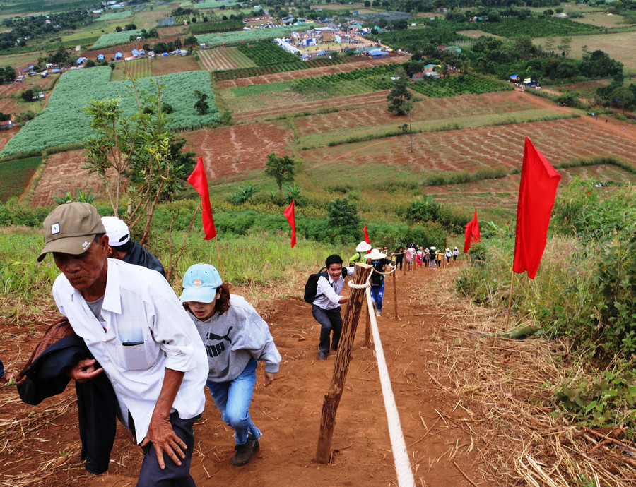 Dòng người cùng nhau chinh phục ngọn núi lửa. Ảnh: Tấn Dung Dòng người cùng nhau chinh phục ngọn núi lửa. Ảnh: Tấn Dung