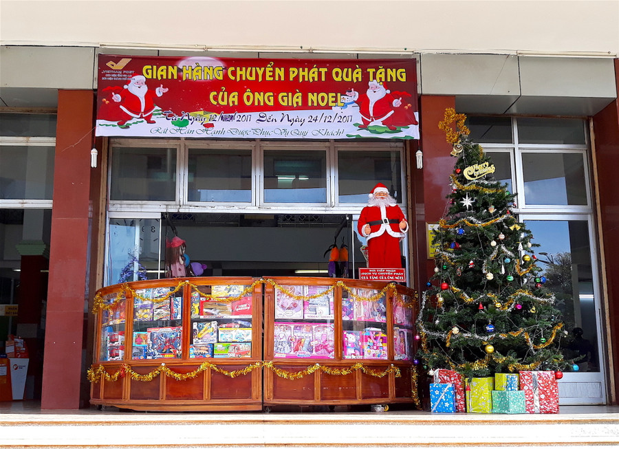 Gian hàng phục vụ Giáng sinh quen thuộc tại Bưu điện tỉnh. Ảnh: Hồng Thi Gian hàng phục vụ Giáng sinh quen thuộc tại Bưu điện tỉnh. Ảnh: Hồng Thi