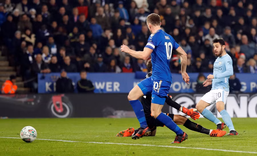 Pha dứt điểm mở tỉ số cho M.C của Bernardo Silva. Ảnh: REUTERS