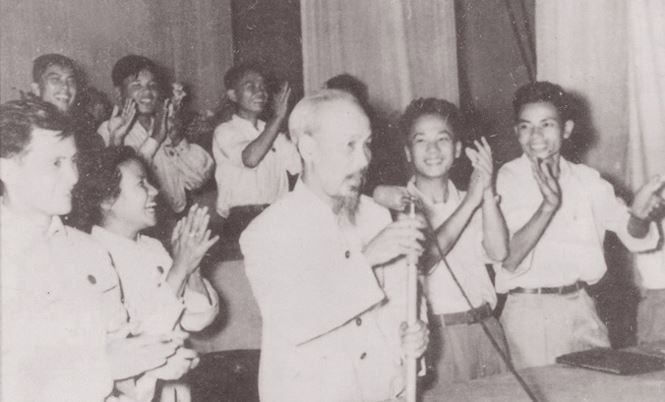 Bí thư thứ nhất Nguyễn Lam (bìa trái) tại buổi nói chuyện của Bác Hồ với các đại biểu dự Đại hội Đoàn toàn quốc lần thứ hai, năm 1956. Ảnh do gia đình cung cấp. Bí thư thứ nhất Nguyễn Lam (bìa trái) tại buổi nói chuyện của Bác Hồ với các đại biểu dự Đại hội Đoàn toàn quốc lần thứ hai, năm 1956. Ảnh do gia đình cung cấp.