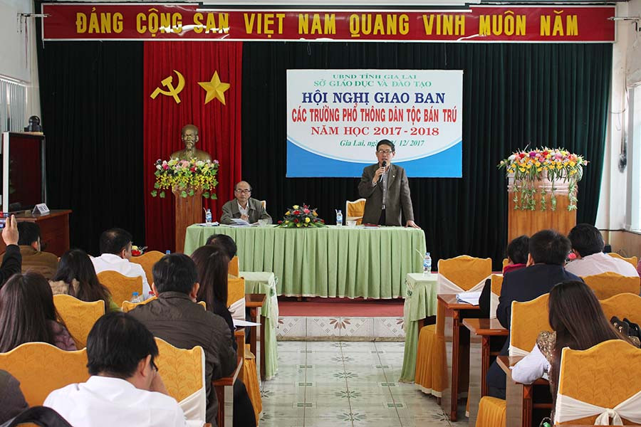 Ông Lê Duy Định- Phó Giám đốc Sở Giáo dục-Đào tạo chủ trì hội nghị. Ảnh: Nguyễn Giang  Ông Lê Duy Định-Phó giám đốc Sở Giáo dục-Đào tạo chủ trì hội nghị. Ảnh: Nguyễn Giang