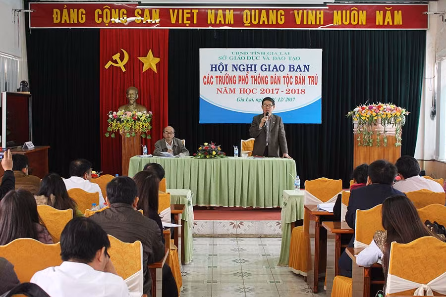  Ông Lê Duy Định-Phó giám đốc Sở Giáo dục-Đào tạo chủ trì hội nghị. Ảnh: Nguyễn Giang