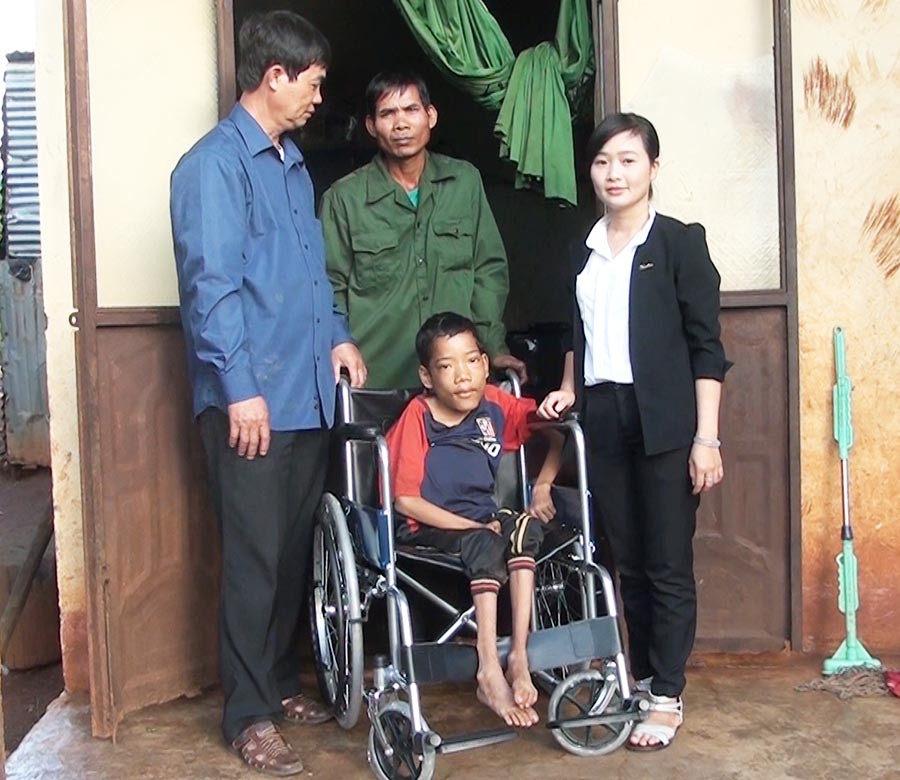  Ông Nguyễn Xuân Thủy-Chủ tịch Hội Nạn nhân CĐDC huyện tặng quà cho cháu Rơ Mah Hoen. Ảnh: Hoàng Viên