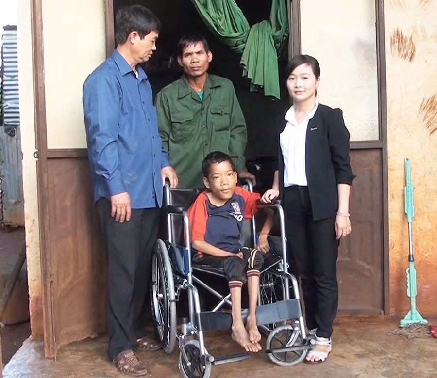  Ông Nguyễn Xuân Thủy-Chủ tịch Hội Nạn nhân CĐDC huyện tặng quà cho cháu Rơ Mah Hoen. Ảnh: Hoàng Viên