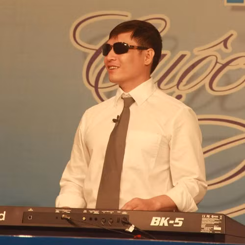 Huỳnh Hữu Cảnh chơi đàn trong một buổi giao lưu