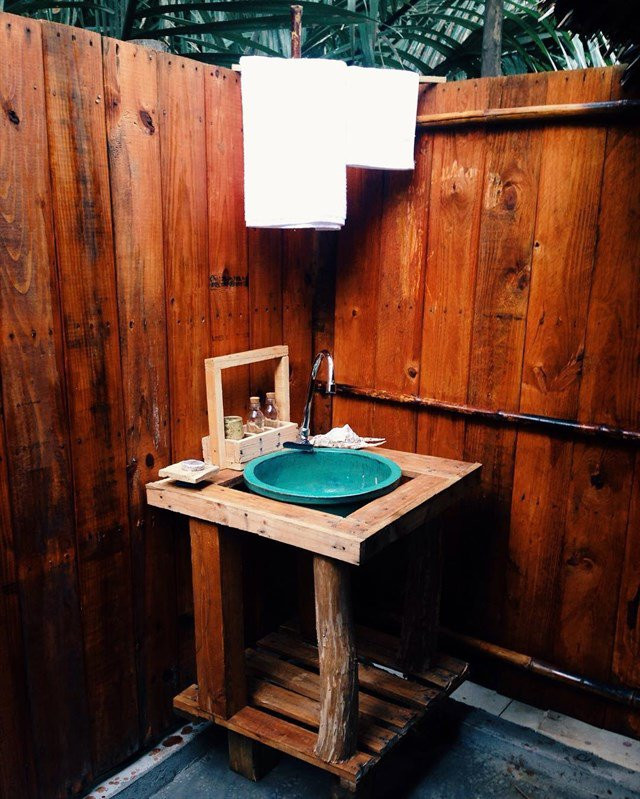 Nhà vệ sinh lộ thiên.