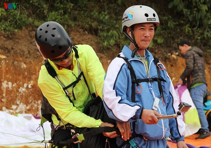 Anh Lê Hải Yến, hướng dẫn viên du lịch địa phương, người dân thị trấn Đồng Văn, hành khách đầu tiên bay dù trên Cao nguyên đá Đồng Văn.
