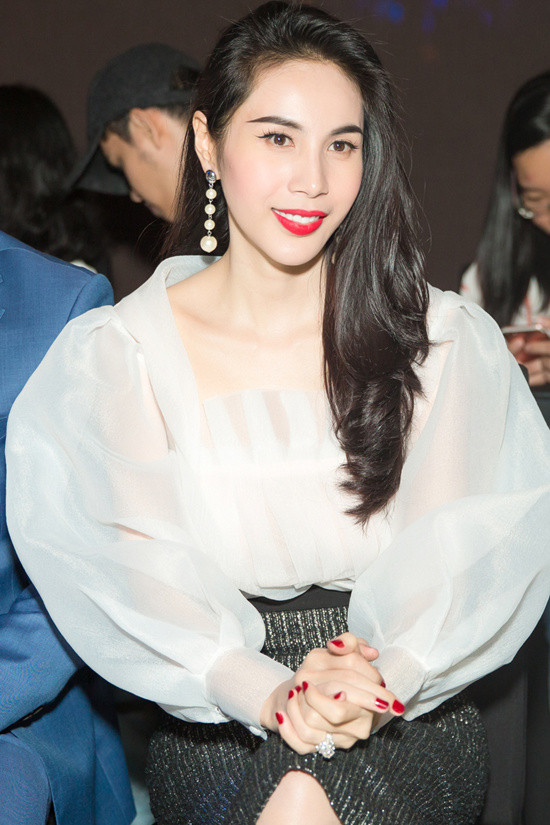 Thủy Tiên tại buổi họp báo ra mắt công ty truyền thông riêng.