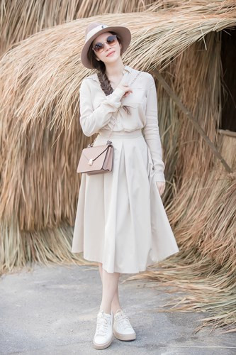 Người đẹp cảm thấy rất yêu thích các thiết kế áo dài của Đinh Văn Thơ cùng với sân khấu được dàn dựng hoàn toàn bằng vật liệu tự nhiên như: gỗ, lá tranh, cỏ lau...