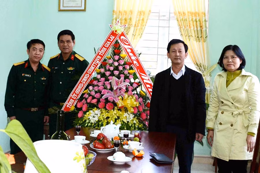  Đồng chí Bí thư Tỉnh ủy Gia Lai (người thứ hai từ bên phải) thăm, tặng hoa cho anh em Cơ quan Báo chí quân đội tại Gia Lai. Ảnh: Hồi Thông