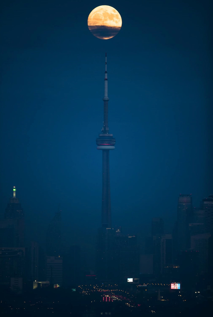 Mặt Trăng lên cao trong đêm ở Toronto, Canada. Siêu trăng xảy ra khi trăng tròn trùng với cận điểm của Mặt Trăng trong quỹ đạo quay quanh Trái Đất. Khi đó, Mặt Trăng có thể lớn hơn tới 14% và sáng hơn tới 30% so với thông thường. Ảnh: AP.