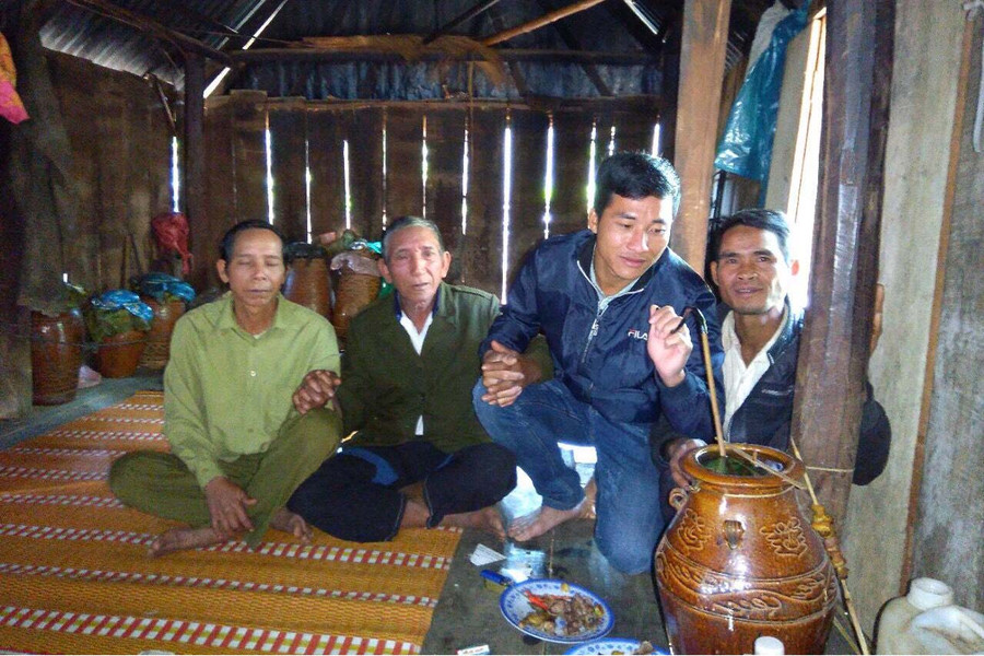 Trung úy Lê Huy Cương (ở giữa) được người dân tin yêu như một đứa con của làng. Ảnh: N.B Trung úy Lê Huy Cương (ở giữa) được người dân tin yêu như một đứa con của làng. Ảnh: N.B