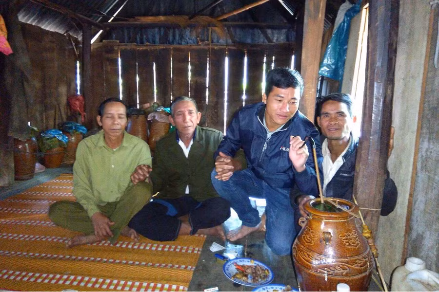 Trung úy Lê Huy Cương (ở giữa) được người dân tin yêu như một đứa con của làng. Ảnh: N.B