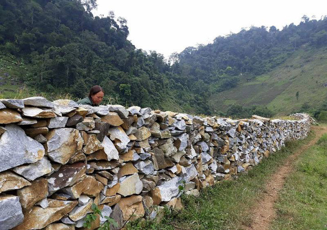 Đến với thung lũng Sài Khao, người dân và du khách không khỏi tò mò về những hàng rào đá được xây dựng chắc chắn từ hàng trăm, hàng ngàn viên đá lớn, nhỏ khác nhau.
