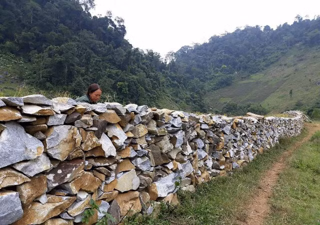 Đến với thung lũng Sài Khao, người dân và du khách không khỏi tò mò về những hàng rào đá được xây dựng chắc chắn từ hàng trăm, hàng ngàn viên đá lớn, nhỏ khác nhau.