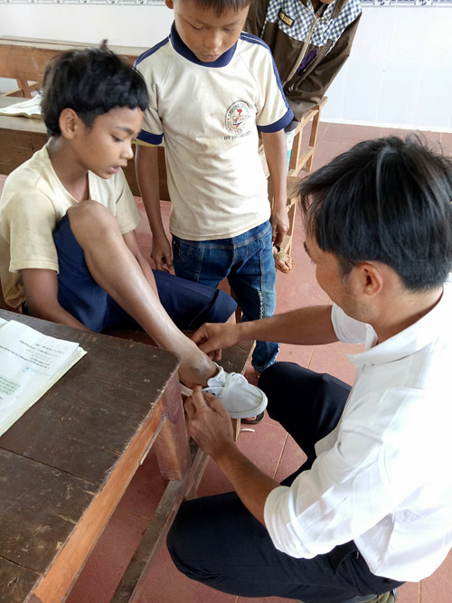 Học trò nhận giày từ thiện của những nhà hảo tâm. Học trò nhận giày từ thiện của những nhà hảo tâm.
